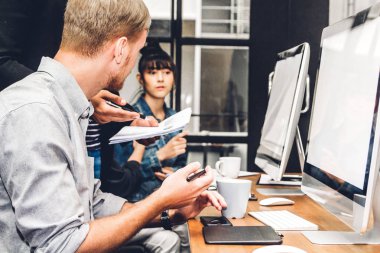 Grup çalışma ve Strateji planlama masaüstü computer.creative iş adamları ve modern çalışma çatı katında beyin fırtınası ile tartışırken rahat iş. Ekip çalışması kavramı