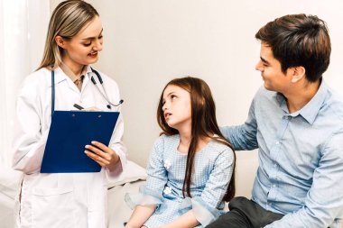 Danışmanlık ve hastanede küçük kız ile danışmanlık doktor. Küçük bir kız sick.healthcare ve tıp vardır