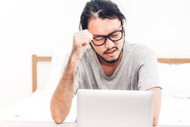 Rahatlatıcı ve sosyal uygulamalar ve working.wireless teknoloji kavramı kontrol home.man de üzerinde dijital dizüstü bilgisayar kullanan mutlu adam