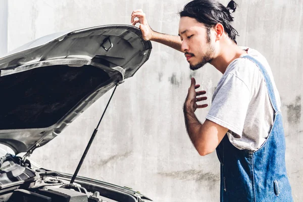 Professional Car Mechanic Uniform Fixing Car Engine Repairing Checking Car — Stock Photo, Image