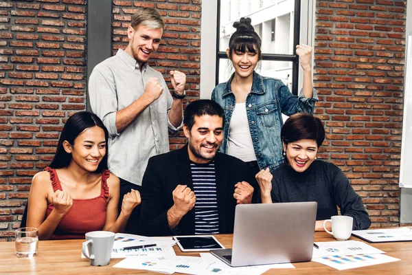 Succesvolle Groep Van Casual Bedrijf Bespreken Werken Met Laptop Computer — Stockfoto