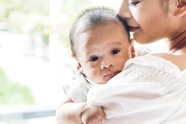 Mãe Beijo Segurando Bebê Seus Braços Quarto Branco Amor Conceito — Fotografia de Stock