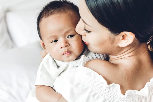 Madre Besa Sostiene Bebé Sus Brazos Dormitorio Blanco Amor Por —  Fotos de Stock