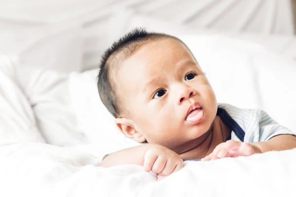 Retrato Del Bebé Relajándose Cama Blanca Habitación —  Fotos de Stock