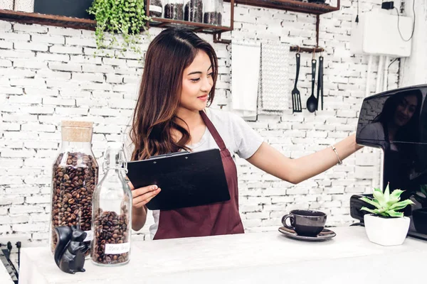 Жінки Бариста Використовують Кавоварку Приготування Кави Кафе — стокове фото