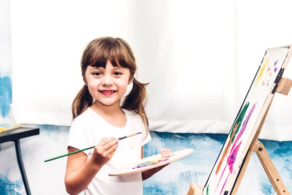 Artista Menina Desenho Sobre Tela Com Paleta Cores Tintas Aquarela — Fotografia de Stock