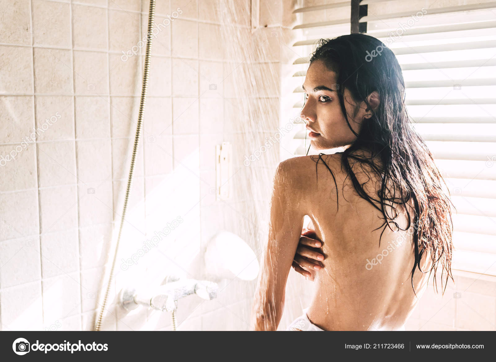 Reparatie mogelijk vertaler klauw Beautiful Women Shower Soap Bathroom Stock Photo by ©assumption111 211723466