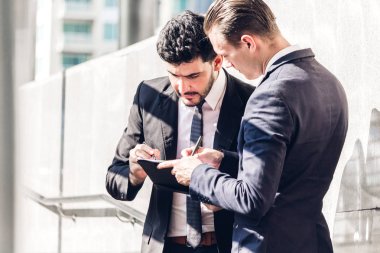 İki işadamı arkadaşları siyah gülümseyen strateji modern city.teamwork ve ortaklık kavramı tartışmaya konuşan ve çalışma together.business insanlar uygun