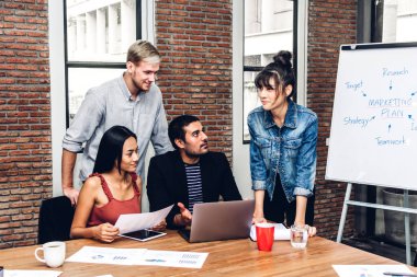 Geçici iş tartışırken grup ve dizüstü computer.creative iş ile çalışma planlama insan ve modern workloft beyin fırtınası. Ekip çalışması kavramı