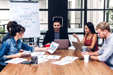 Geçici iş tartışırken grup ve dizüstü computer.creative iş ile çalışma planlama insan ve modern workloft beyin fırtınası. Ekip çalışması kavramı
