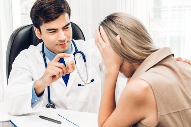 Hastanedeki hastanın yanında ilaç tutan doktor. Sağlık ve ilaç.