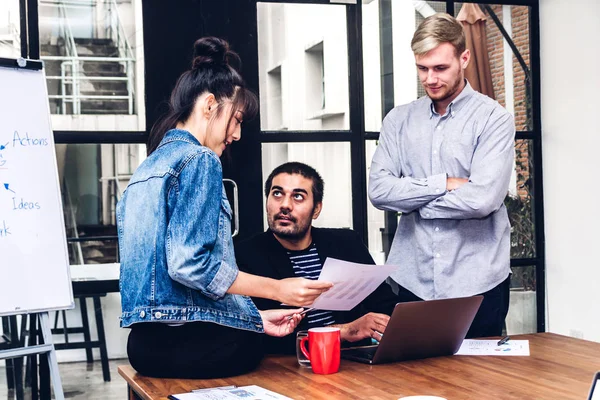 Groep Casual Bedrijf Bespreken Werken Met Laptop Computer Creative Business — Stockfoto