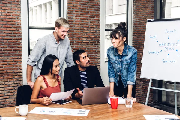 Groep Casual Bedrijf Bespreken Werken Met Laptop Computer Creative Business — Stockfoto