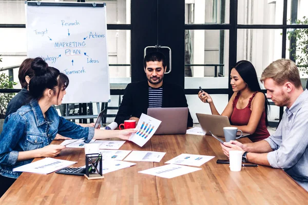 Grupo Negocios Informales Discutiendo Trabajando Con Computadora Portátil Gente Negocios — Foto de Stock