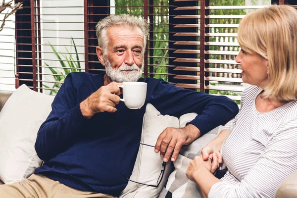 Oudere Paar Ontspannen Samen Praten Zitten Bank Woonkamer Thuis Pensioen — Stockfoto