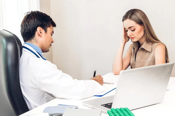 Ärztin Diskutiert Und Berät Patientinnen Auf Dem Ärztetisch Krankenhaus Gesundheitswesen — Stockfoto