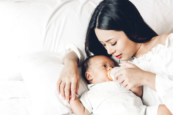 Madre Che Allatta Bambino Dalla Bottiglia Latte — Foto Stock