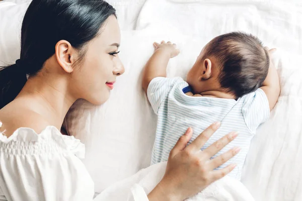 Madre Sosteniendo Bebé Dormido Cama Blanco Amor Del Concepto Familia —  Fotos de Stock