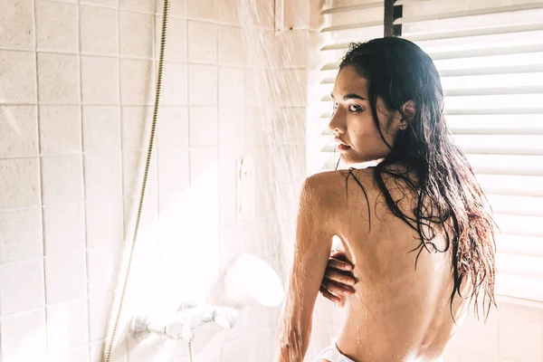Schöne Frauen Dusche Mit Seife Badezimmer — Stockfoto