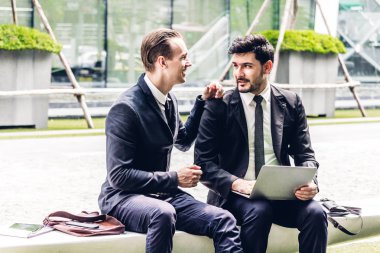 Görüntü iki iş ortakları siyah zarif konuşuyor ve birlikte yeni strateji dizüstü bilgisayar City ile tartışırken çalışan uygun. İş ve başlangıç fikir kavramı