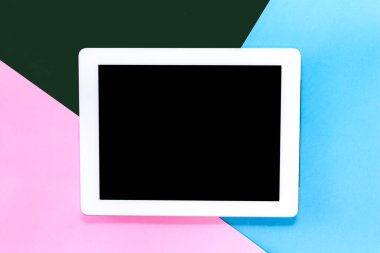 Mavi ve pembe pastel background.technology ve iletişim kavramı üzerinde üstten görünüm mockup dijital tablet ile boş perde. Düz yatıyordu