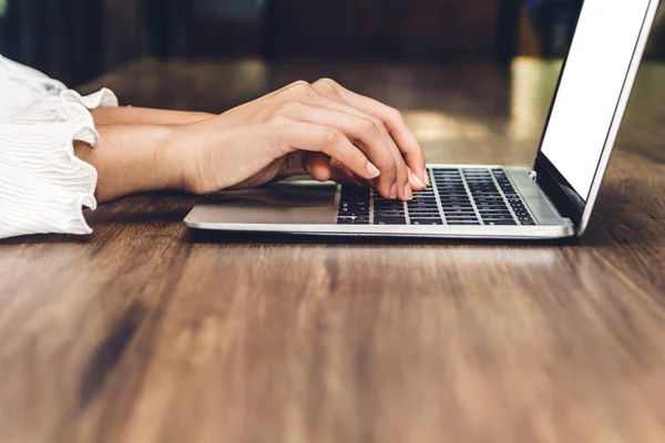 Mujer Relajante Uso Computadora Portátil Digital Con Pantalla Blanca Blanco — Foto de Stock