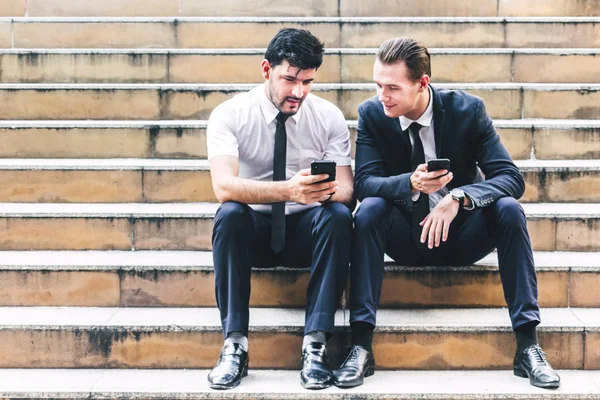 Dwóch Ludzi Biznesu Siedzi Relaks Wykorzystania Technologii Razem Smartphone Pracujących — Zdjęcie stockowe