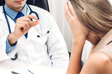 Hastanedeki hastanın yanında ilaç tutan doktor. Sağlık ve ilaç.