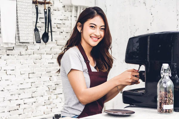Wanita Barista Menggunakan Mesin Kopi Untuk Membuat Kopi Kafe — Stok Foto