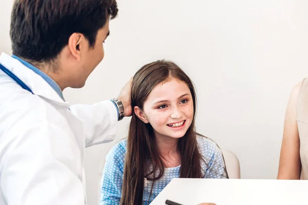 Médecin Discutant Consultant Vérifiant Information Avec Petite Fille Mère Hôpital — Photo