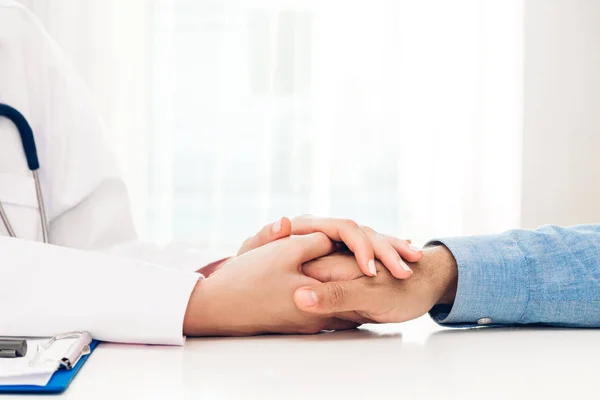 Lekarka Konsultacji Trzymając Rękę Pacjenta Uspokajający Opieki Lekarzy Tabela Hospital — Zdjęcie stockowe
