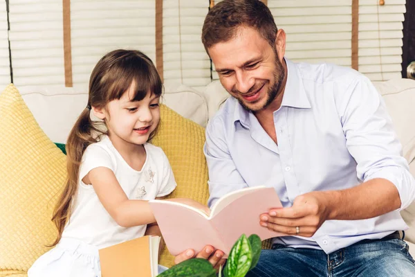 Padre Con Figlioletta Divertirsi Leggere Libro Insieme Sul Divano Casa — Foto Stock