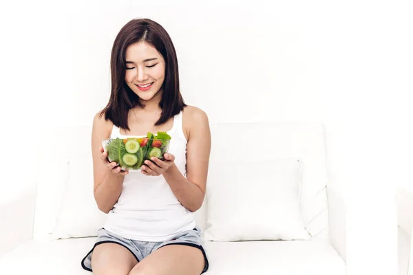 Mujer Feliz Comiendo Mostrando Ensalada Fresca Saludable Estilo Vida Bowl — Foto de Stock