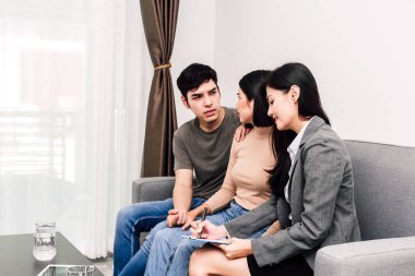 Belgeleri holding Satılık bir ev imza için birleştirmek için anlaşma kağıt imzalamak için emlakçı. İmza contract.business ve gayrimenkul konsept genç çift