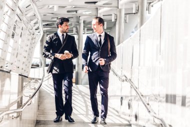 Siyah gülümseyen iki işadamı iş arkadaşlarınızla konuşmak ve walking.business insanlar modern kent strateji tartışmaya uygun