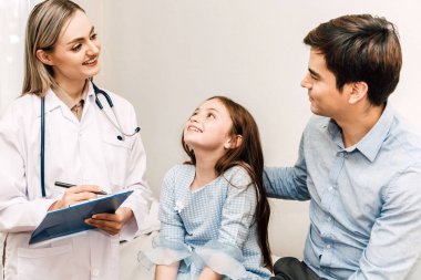 Danışmanlık ve hastanede küçük kız ile danışmanlık doktor. Küçük bir kız sick.healthcare ve tıp vardır