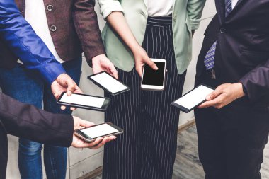 Grup boş beyaz screen.Communication konsepti ile birlikte smartphone'un teknoloji holding iş adamları