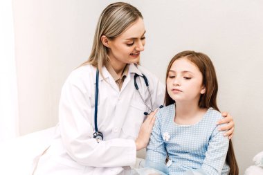 Danışmanlık ve hastanede küçük kız ile danışmanlık doktor. Küçük bir kız sick.healthcare ve tıp vardır