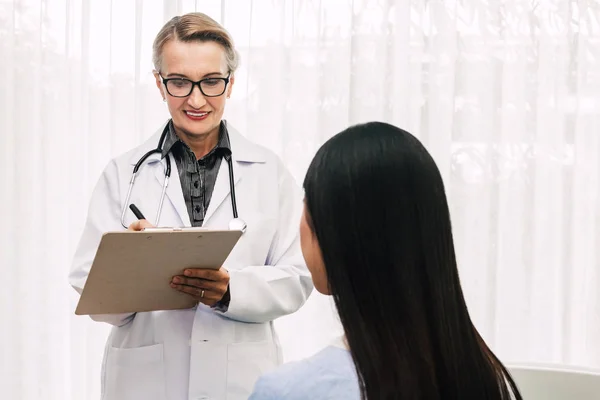 Доктор Обговорює Консультує Жінкою Патентом Лікарні Охорона Здоров Медицина — стокове фото