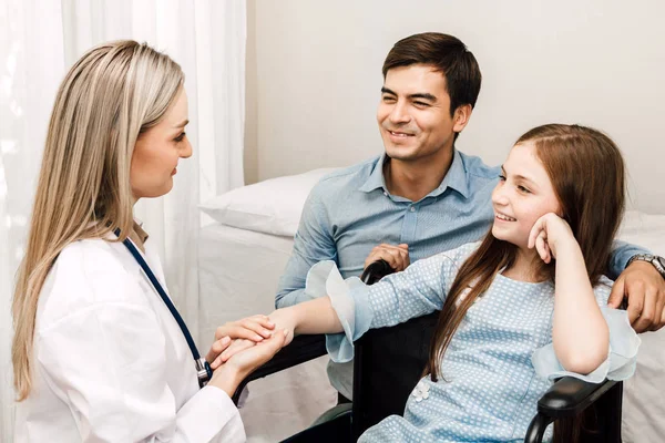 Dokter Raadpleging Van Overleg Met Klein Meisje Het Ziekenhuis Een — Stockfoto