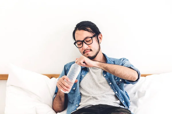 Jovem Saudável Bebendo Água Uma Garrafa Enquanto Relaxa Sente Fresco — Fotografia de Stock
