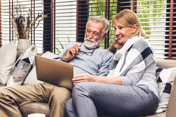 Äldre Par Avkopplande Och Använder Bärbar Dator Grupp Sittande Soffan — Stockfoto