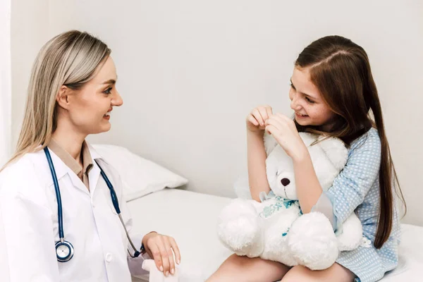 Lekarz Consulting Doradztwo Małą Dziewczynką Szpitalu Dziewczynka Sick Healthcare Medycyna — Zdjęcie stockowe