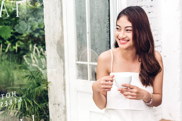 Bir Fincan Kahve Cafe Tutan Rahatlatıcı Güzel Genç Kadın — Stok fotoğraf