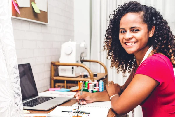 Sonriente Afroamericana Mujer Negra Diseñadora Moda Trabajando Con Computadora Portátil — Foto de Stock