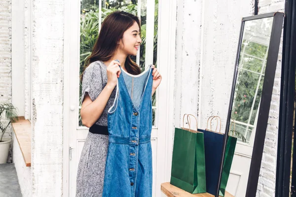 Feliz Mulher Fazendo Compras Escolhendo Roupas Olhando Para Espelhar Conceito — Fotografia de Stock