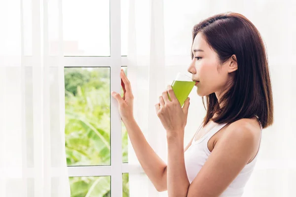 Donna Godere Bere Sano Verde Succo Verdura Disintossicazione Vicino Tende — Foto Stock