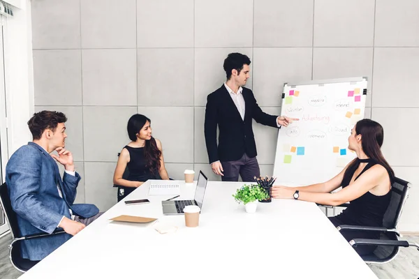 Grupo Reunião Negócios Casual Discutir Com Laptop Computer Creative Pessoas — Fotografia de Stock