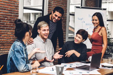 Geçici iş tartışırken grup ve dizüstü computer.creative iş ile çalışma planlama insan ve modern workloft beyin fırtınası. Ekip çalışması kavramı