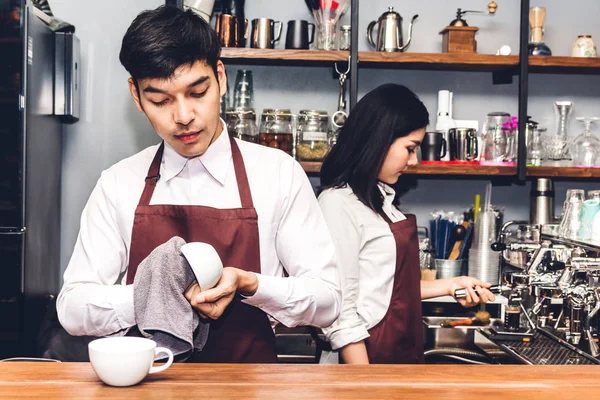 카페에서 카운터 소유자의 초상화 카페에서 커피를 만들기 기계를 — 스톡 사진